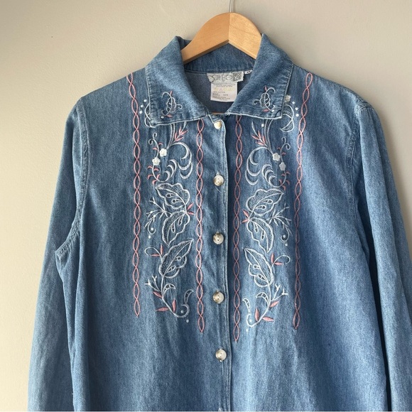 SOLD Vintage 90s Western Embroidered Denim Button-Up Shirt Size Medium Feminine - Picture 2 of 7